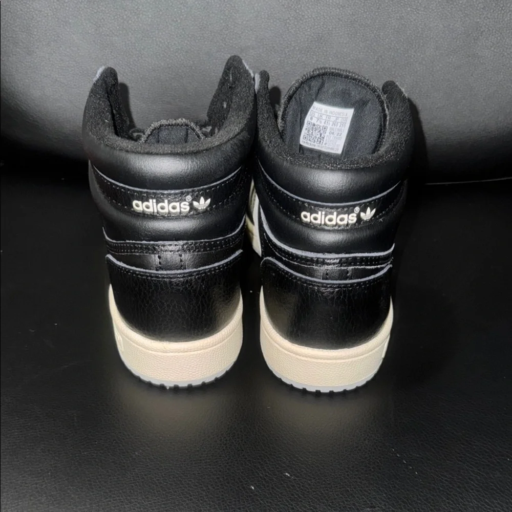 Adidas Black and White Sneakers Classic‎ Low-Top Design